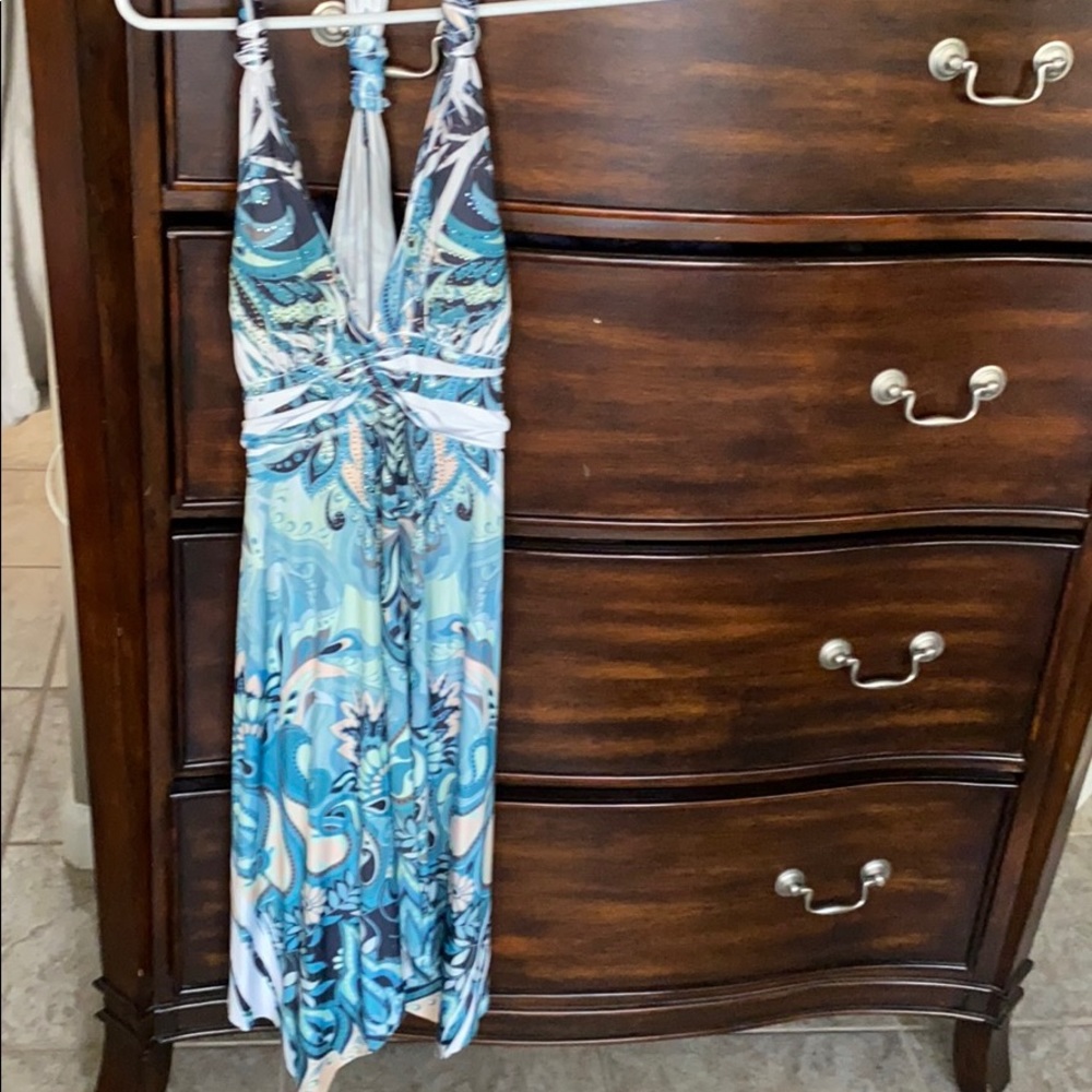 Beautiful strappy dress . Super flowy .